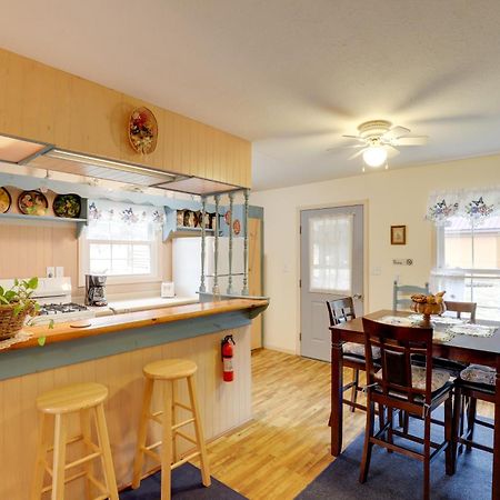 Riverfront Hot Springs Cabin With Private Hot Tub! Esterno foto