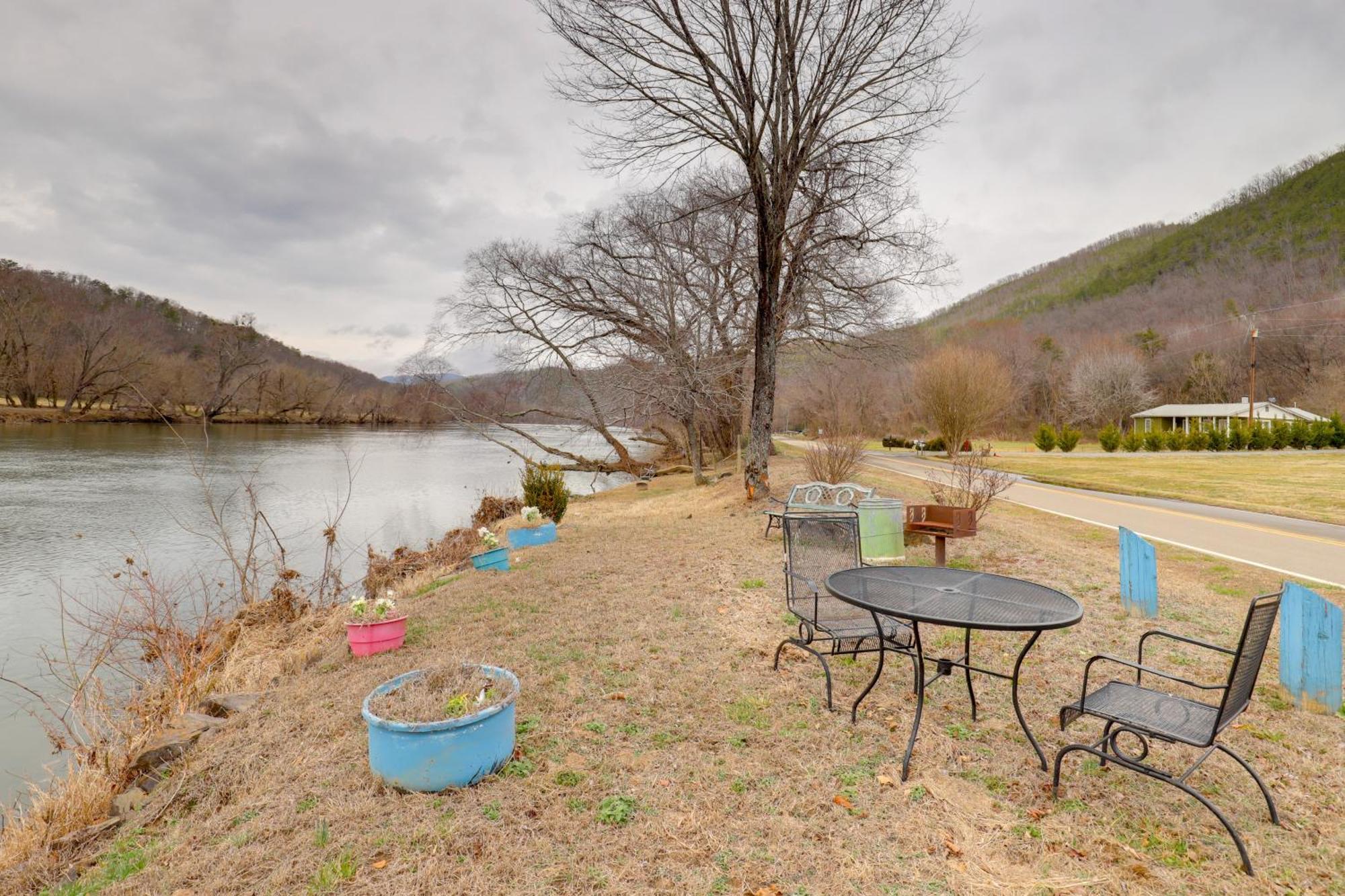 Riverfront Hot Springs Cabin With Private Hot Tub! Esterno foto