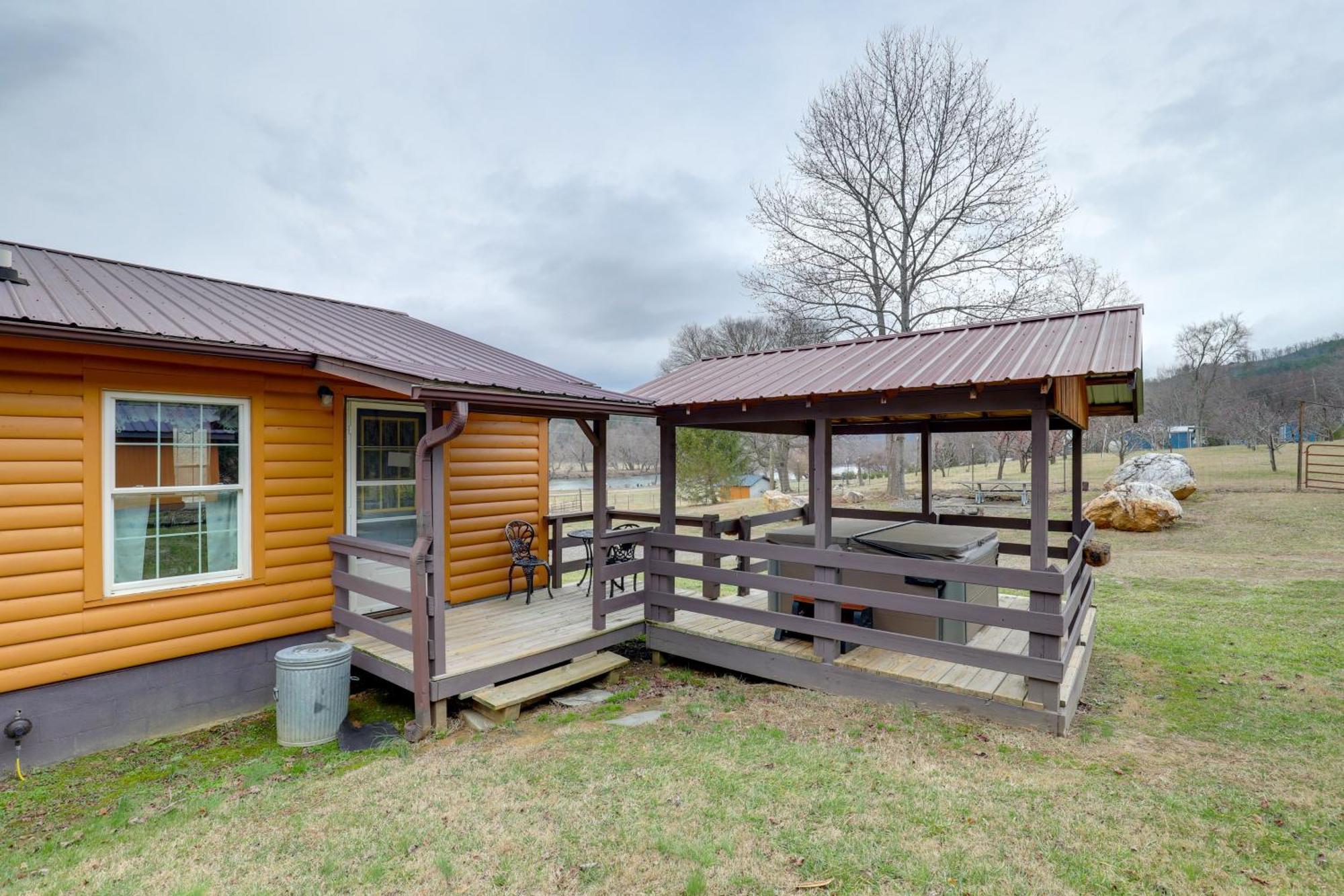 Riverfront Hot Springs Cabin With Private Hot Tub! Esterno foto