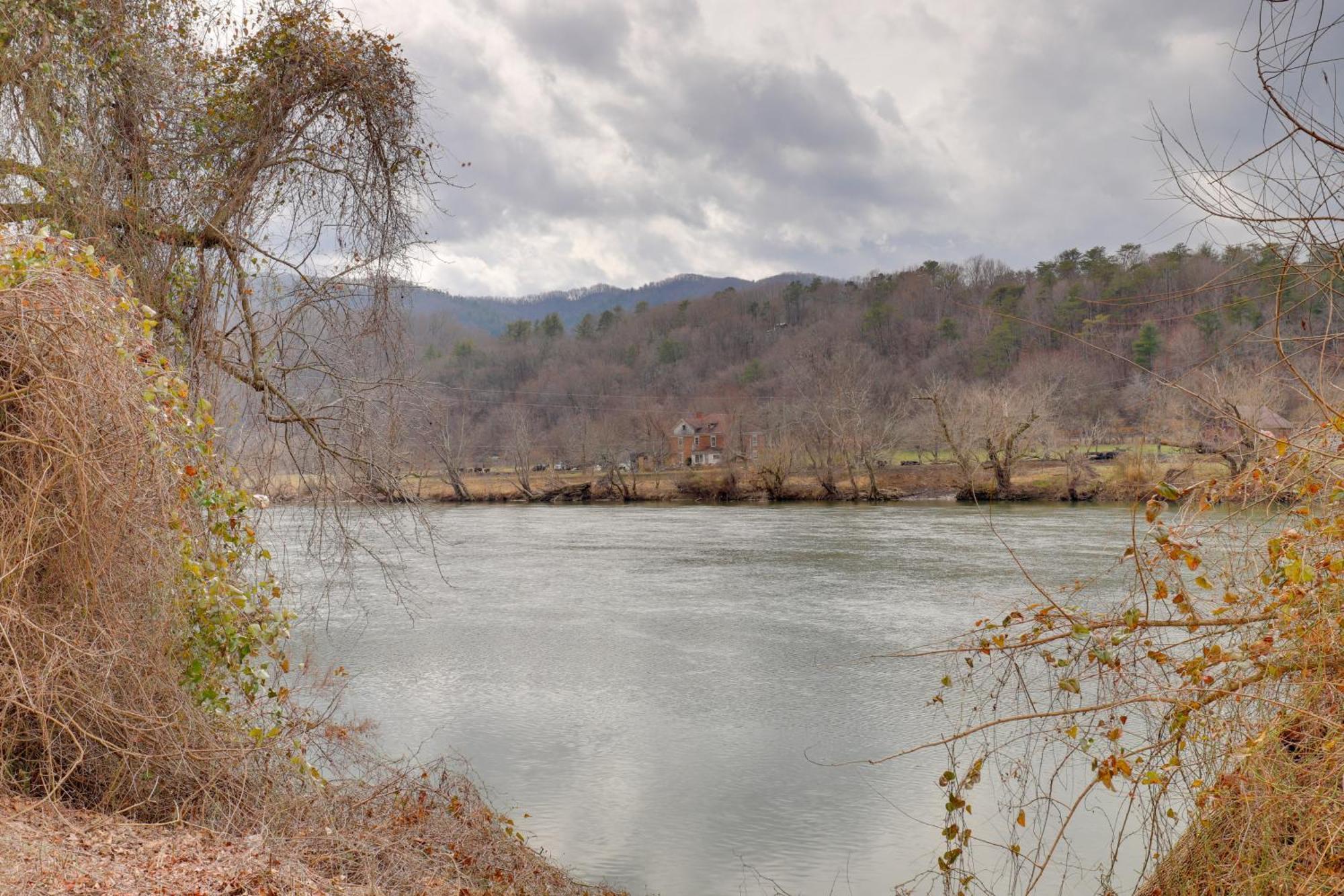 Riverfront Hot Springs Cabin With Private Hot Tub! Esterno foto
